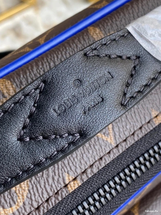 LOUIS S LOCK MESSENGER VUITTON 0801